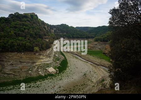 Vilanova de Sau, Espagne. 27th avril 2023. La rivière Ter sèche et presque vide est vue au réservoir d'eau de Sau. Le réservoir d'eau, l'une des principales sources d'eau de la région espagnole de Catalogne et en particulier pour la ville de Barcelone, est maintenant à 6% de capacité selon les données de l'Agence catalane de l'eau, tandis que les réservoirs d'eau de la région sont à 27% de capacité, Ce qui a forcé le gouvernement local à prendre des mesures contre la pénurie d'eau, l'Espagne étant entrée dans une période de sécheresse chronique. Le niveau record a fait resurgir la ville de Sant Romà avec son clocher emblématique, qui a été inondé Banque D'Images