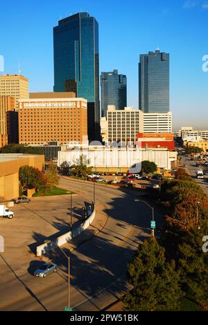 Une rue mène à l'horizon du quartier des affaires du centre-ville de fort Worth, Texas Banque D'Images