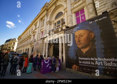 Bucarest, Roumanie. 28th avril 2023 : les gens font la queue devant le Palais de Dacia où le Safari artistique de Bucarest et le Musée national de Brukenthal exposent les peintures Portrait d'un homme avec un chaperon bleu de Jan van Eyck et Ecce Homo de Tiziano Vecelli, le seul tableau de Titien que la Roumanie possède, volé en 1968 et récupéré après 30 ans en 1998. Credit: Lucien Alecu/Alamy Live News Banque D'Images