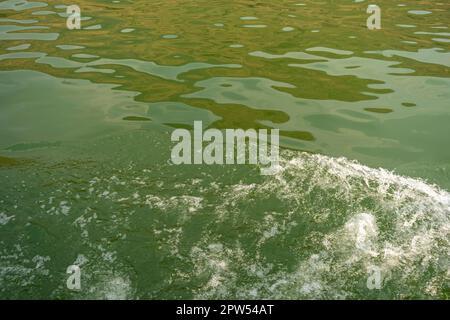 L'eau s'est éclaboussé sur la rivière ou le lac Banque D'Images