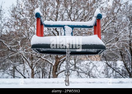 Balançoire couverte de neige après une forte neige. Hiver givré jour Banque D'Images