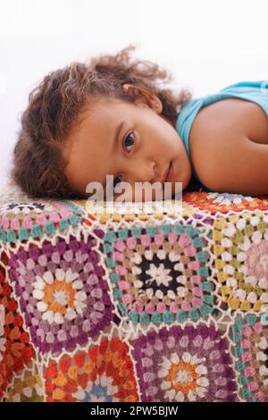 Dormir...Portrait d'une adorable petite fille qui s'est couché Banque D'Images