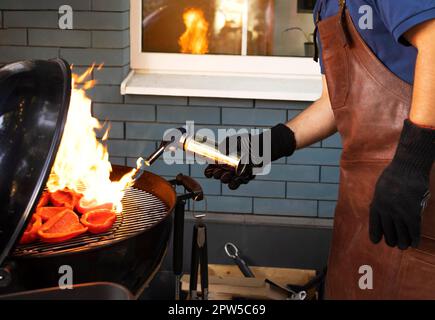 Torréfaction paprika pour l'hiver des provisions rouges des poivrons organiques sur le four à être transformé en ajvar un savoureux tartiner, populaire dans les Balkans Serbie Banque D'Images