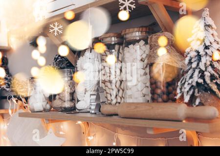 Comptoir de magasin de bonbons ou de café décoré avec des décorations de Noël pendant Noël, étagères en bois avec des pots en verre remplis de bonbons disposés dans Banque D'Images