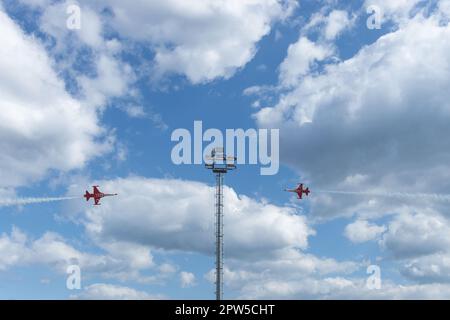 Istanbul, Istanbul, Turquie. 28th avril 2023. Teknofest, le festival de l'aviation mondialement reconnu, a pris son envol, à Istanbul, l'événement a suscité une attention et un enthousiasme importants, rassemblant des aficionados de l'aviation et des experts du monde entier pour célébrer et présenter les dernières avancées technologiques dans le domaine. (Credit image: © Shady Alassar/ZUMA Press Wire) USAGE ÉDITORIAL SEULEMENT! Non destiné À un usage commercial ! Crédit : ZUMA Press, Inc./Alay Live News Banque D'Images