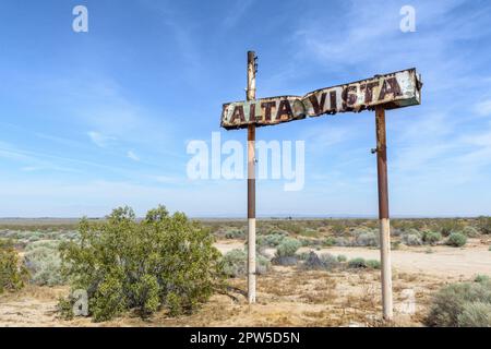 Un vieux panneau rouillé marque l'emplacement d'un développement de logements qui n'a jamais été construit dans le désert de Mojave près de Lancaster, en Californie. Banque D'Images