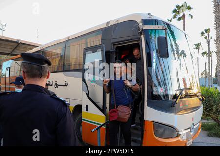 Gaza. 28th avril 2023. Les Palestiniens évacués du Soudan arrivent au passage frontalier de Rafah, dans la ville de Rafah, dans le sud de la bande de Gaza, sur 28 avril 2023. Environ 180 Palestiniens qui avaient été évacués du Soudan ravagé par le conflit vers l'Égypte sont arrivés dans l'enclave côtière vendredi dernier, a déclaré le ministère de l'intérieur dirigé par le Hamas. Credit: Rizek Abdeljawad/Xinhua/Alamy Live News Banque D'Images