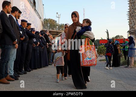 Gaza. 28th avril 2023. Les Palestiniens évacués du Soudan arrivent au passage frontalier de Rafah, dans la ville de Rafah, dans le sud de la bande de Gaza, sur 28 avril 2023. Environ 180 Palestiniens qui avaient été évacués du Soudan ravagé par le conflit vers l'Égypte sont arrivés dans l'enclave côtière vendredi dernier, a déclaré le ministère de l'intérieur dirigé par le Hamas. Credit: Rizek Abdeljawad/Xinhua/Alamy Live News Banque D'Images