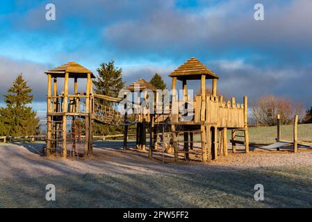 Château en bois sur terrain de jeu d'aventure avec tours, palissades et remparts Banque D'Images