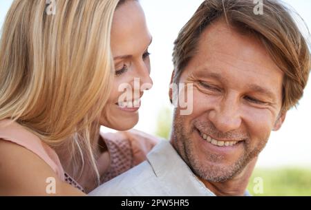 Je ne cesse jamais de vous apprécier. un heureux couple mature qui profite d'une journée à l'extérieur Banque D'Images