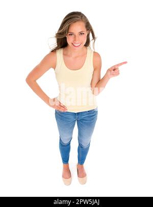 Shes a eu une confiance décontractée à son sujet. Photo en grand angle d'une belle jeune femme pointant sur un fond blanc Banque D'Images