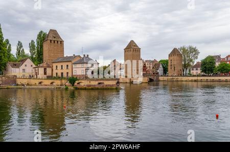 Paysage au bord de l'eau autour des ponts-Couverts à Strasbourg, une ville de la région Alsace en France Banque D'Images