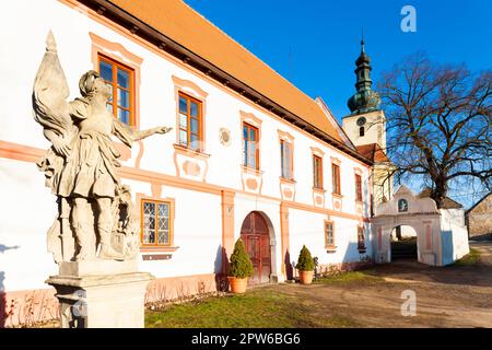 église de Saint Sigismond et palais à Pópice, région de Znojmo, République tchèque Banque D'Images