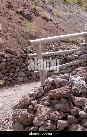 Sentier pittoresque en tuf volcanique fin et pointu jusqu'au sommet du volcan du Vésuve, dont l'éruption a détruit Pompéi et Herculanum en 7 Banque D'Images