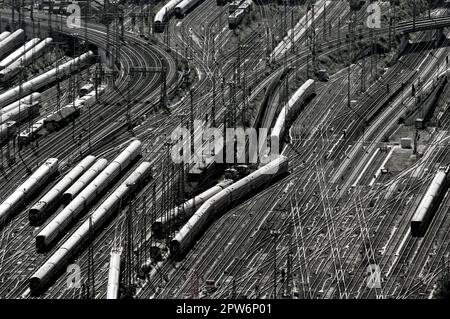 Vue panoramique sur les voies d'un chantier de marshalling avec wagons de chemin de fer Banque D'Images
