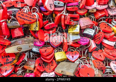 Vérone, Italie - juin 2022 : fond de serrures en forme de coeur sur un mur, symbole de l'amour pour toujours Banque D'Images