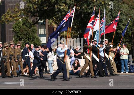 La marche de l'Anzac Day en 2023 à Adélaïde en Australie Banque D'Images