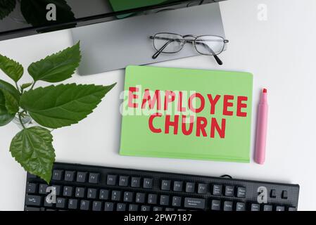 Texte d'écriture le taux de roulement des employés, le taux de modification des postes existants dans la vue d'ensemble de l'entreprise sont perdus et ajoutés Banque D'Images