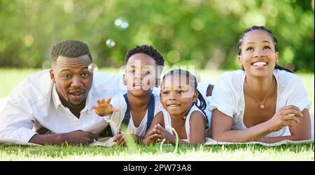 C'est la fin heureuse que nous souhaitons. un couple passant du temps à l'extérieur avec leurs deux enfants Banque D'Images