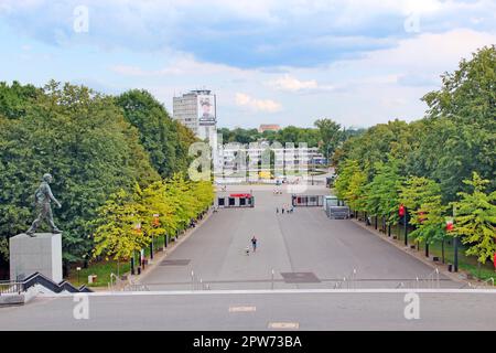 Vue sur Varsovie depuis la sortie du stade Narodowy. Paysage urbain. Stade central en Pologne. Porte de passage pour Stadion Narodowy. Stadion Narodowy Banque D'Images