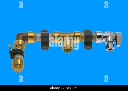 Fragment de connexion du robinet au système de plomberie isolé sur fond bleu Banque D'Images