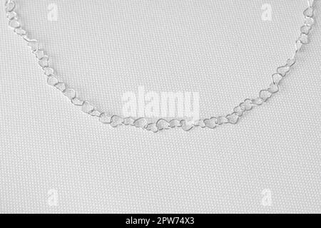 Bijoux élégants collier argent avec coeur sur fond blanc. Banque D'Images