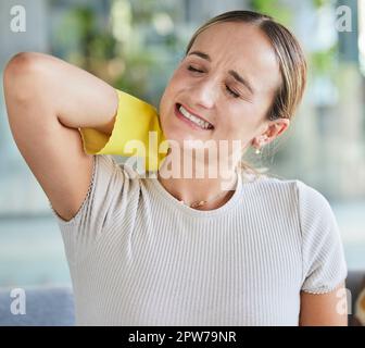 Nettoyage, ménage et femme avec douleur de cou fatiguée avec des gants en caoutchouc pour les travaux ménagers et les tâches domestiques. Épuisement, souffrance et femme au foyer avec le corps Banque D'Images