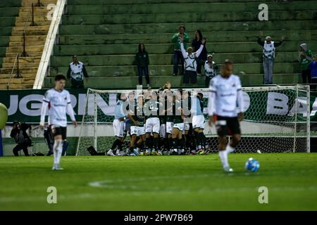 Campinas, Brésil. 28th avril 2023. L'équipe de Campinas marque le but de 1st dans le match valide pour le 3rd tour du Championnat brésilien de série B, tenu à l'Estádio Brinco de Ouro da Princesa à Campinas, SP, ce vendredi (28). Crédit: Pedro Teixeira/FotoArena/Alamy Live News Banque D'Images
