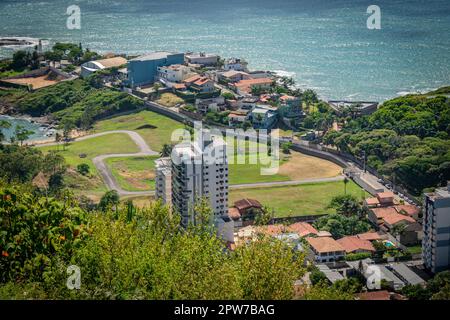 Vue sur la plage secrète de la ville de 'Vila Velha'. Au sommet de Morro do Moreno. Espirito Santo, Brésil. Banque D'Images