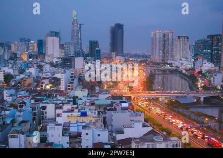 Immeubles d'appartements, gratte-ciel modernes et grande avenue à Saigon, au Vietnam (Ho Chi Minh Ville). Vue en hauteur au crépuscule. Banque D'Images