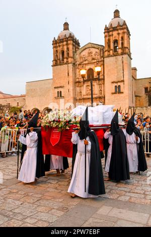 Vendredi Saint procession silencieuse à Oaxaca de Juarez, au Mexique, devant l'église Saint-Domingue pendant le Santa Semana (Pâques)/ les participants portent des capots pour créer l'anonymat et symboliser l'égalité devant Dieu Banque D'Images