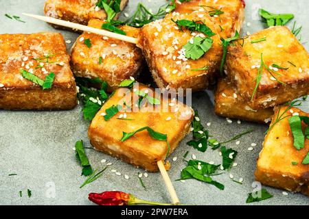 Brochettes avec tofu rôti et graines de sésame. Gros plan Banque D'Images