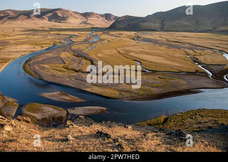 Luftaufnahme einer Biegung des Flusses 'Orkhon' in einem Tal in der kargen Steppe der Mongolei, Zentralasien Banque D'Images