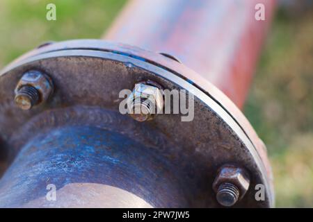 Grande jonction de tuyau d'eau abîmé. Gros plan. Banque D'Images
