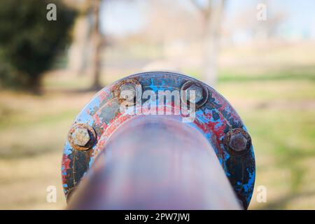 Grande jonction de tuyau d'eau abîmé. Gros plan. Banque D'Images