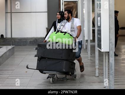 Gaza, Palestine. 28th avril 2023. Les Palestiniens qui ont été évacués du Soudan en raison des combats arrivent dans la bande de Gaza par le passage frontalier de Rafah avec l'Égypte. Crédit : SOPA Images Limited/Alamy Live News Banque D'Images