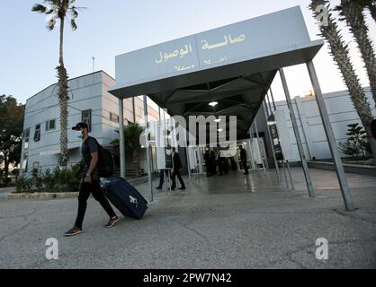 Gaza, Palestine. 28th avril 2023. Les Palestiniens qui ont été évacués du Soudan en raison des combats arrivent dans la bande de Gaza par le passage frontalier de Rafah avec l'Égypte. Crédit : SOPA Images Limited/Alamy Live News Banque D'Images