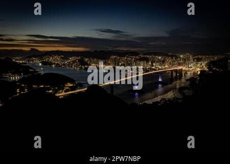 Troisième pont de nuit vu de Morro do Moreno dans la municipalité de Vila Velha. Affichage des pistes lumineuses des voitures. Banque D'Images