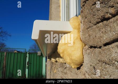 Mousse de montage - produit d'étanchéité en mousse de polyuréthane. La mousse se compose de diisocyanate de méthylène diphényle et de polyols. Dans la production de mousse, divers auxili Banque D'Images