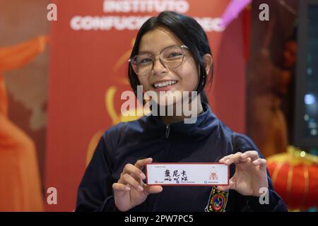 Bogota, Colombie. 21st avril 2023. Une fille affiche son nom chinois à une foire internationale du livre à Bogota, capitale de la Colombie, 21 avril 2023. La foire du livre, qui s'étend de 18 avril à 2 mai, devrait accueillir plus de 600 000 000 visiteurs. Credit: Tang Wei/Xinhua/Alay Live News Banque D'Images