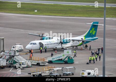 Aéroport de Cork, Cork, Irlande. 28th avril 2023. Les passants débarquent après le vol inaugural d'un nouveau service de Bristol à l'aéroport de Cork. - Crédit; David Creedon / Alamy Live News Banque D'Images