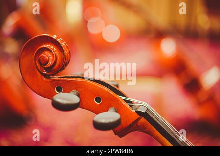 Défilement de violoncelle sur la tête de lit et les crochets de réglage. Banque D'Images