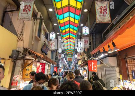 Marché Nishiki avril 2023, marché intérieur bondé dans le centre de Kyoto populaire auprès des touristes pour visiter les petits vendeurs de nourriture et de souvenirs, Kyoto, JAPA Banque D'Images