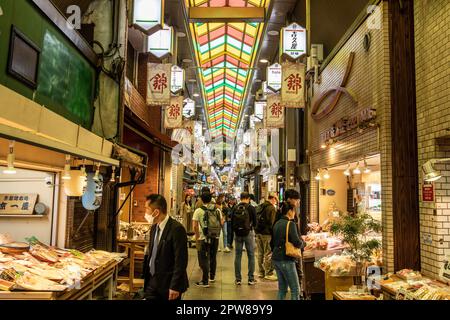 Kyoto centre-ville, à l'intérieur du marché Niskiki avec des acheteurs parcourant les magasins et l'homme d'affaires japonais portant le masque Covid, Kyoto, Japon, Asie Banque D'Images