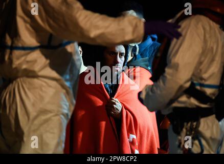 Un migrant, qui a été sauvé d'un canot à la mer Méditerranée, attend de débarquer après son arrivée au port de Malaga. Salvamento Maritimo a sauvé un canot qui essayait d'atteindre la côte espagnole avec des dizaines de migrants à bord, et les a transférés au port de Malaga, où ils ont été aidés par la Croix-Rouge espagnole. Une patrouille frontalière intensive par les autorités marocaines a provoqué une chute drastique du nombre de migrants qui tentent d'atteindre les côtes espagnoles sur la route de la mer d'Alboran. L'arrivée de migrants vers les côtes des îles Canaries (l'une des migrations les plus dangereuses Banque D'Images