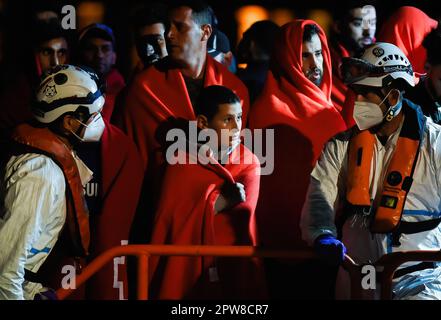 Un garçon migrant accompagné d'un autre migrant, qui a été sauvé d'un canot de sauvetage en mer Méditerranée, attend de débarquer d'un bateau de sauvetage espagnol après leur arrivée au port de Malaga. Salvamento Maritimo a sauvé un canot qui essayait d'atteindre la côte espagnole avec des dizaines de migrants à bord, et les a transférés au port de Malaga, où ils ont été aidés par la Croix-Rouge espagnole. Une patrouille frontalière intensive par les autorités marocaines a provoqué une chute drastique du nombre de migrants qui tentent d'atteindre les côtes espagnoles sur la route de la mer d'Alboran. L'arrivée des migrants Banque D'Images