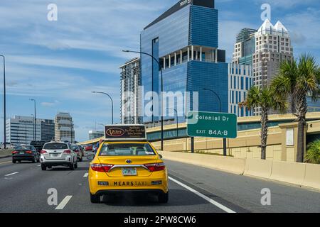 Vue depuis l'Interstate 4 qui traverse le cœur du centre-ville d'Orlando, dans le comté d'Orange, en Floride. (ÉTATS-UNIS) Banque D'Images