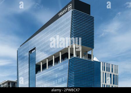 Truist Plaza et AC Hotel by Marriott le long de l'Interstate 4 dans le centre-ville d'Orlando, en Floride. (ÉTATS-UNIS) Banque D'Images