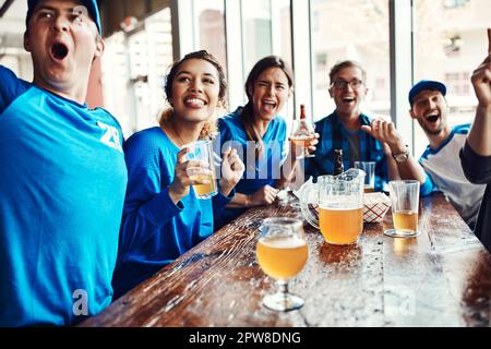 Ils quittaient aujourd'hui des partisans heureux. les gens qui regardent leur équipe préférée vivent dans un bar sportif. Banque D'Images