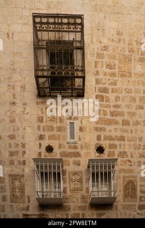 Jérusalem, Israël - 12 novembre 2022 : fenêtres et décorations murales typiques dans le quartier arménien, Jérusalem, Israël. Banque D'Images